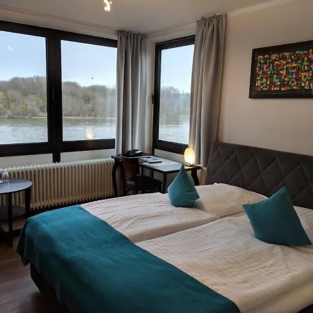 Rheinterrassen Café Restaurant 3*