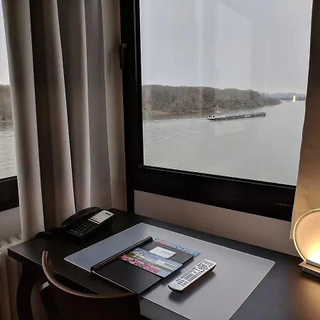 Rheinterrassen Café Restaurant Hotel 3*