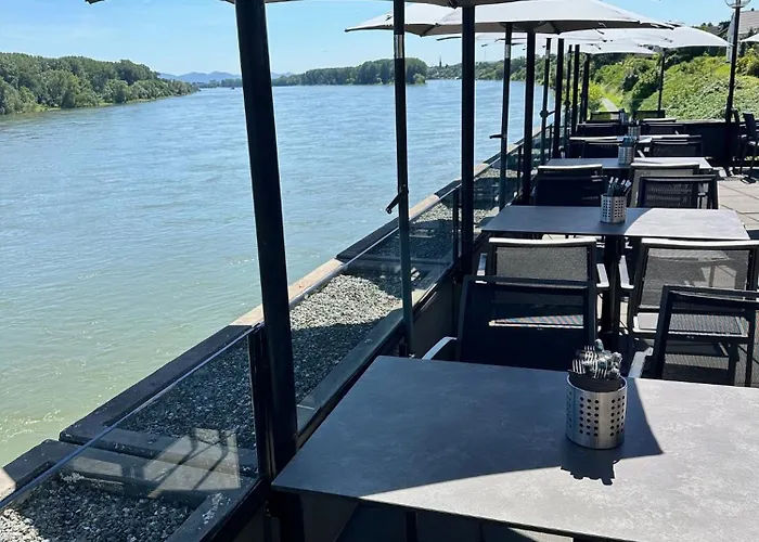 Rheinterrassen Cafe Restaurant فندق 3*